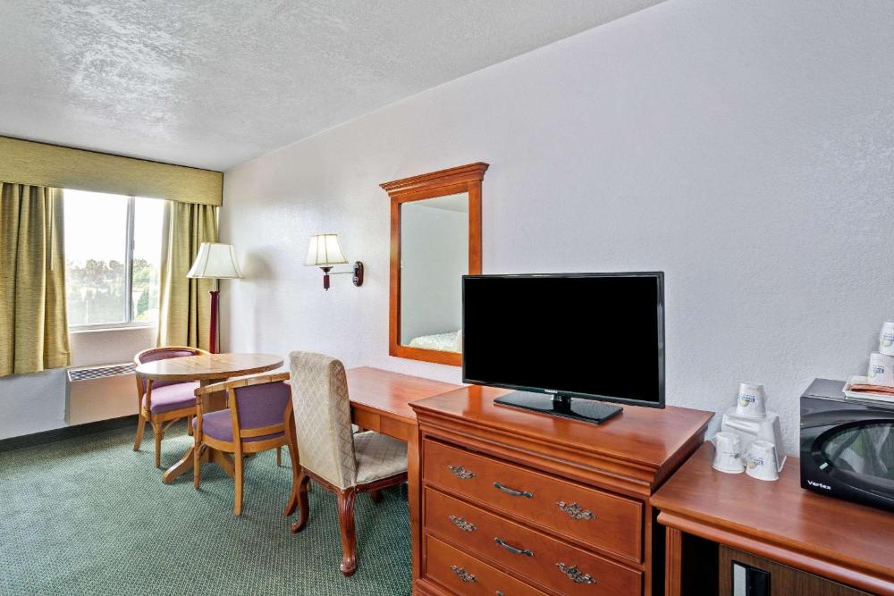 Queen Room with Two Queen Beds - Non-Smoking interior